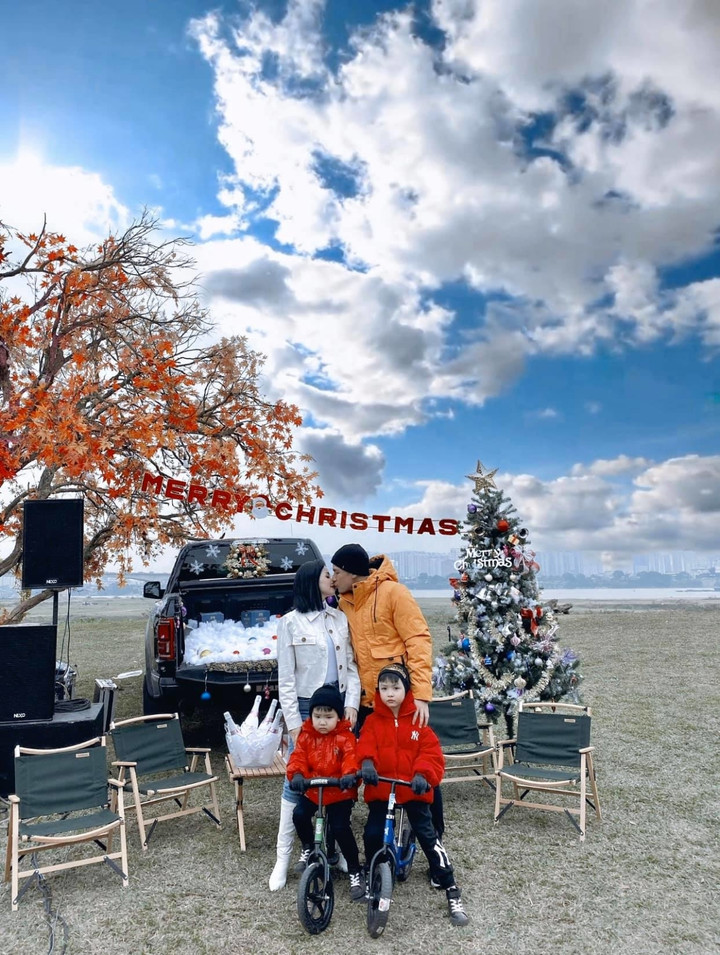 Cặp đôi có hai con trai ngoan ngoãn, đáng yêu.