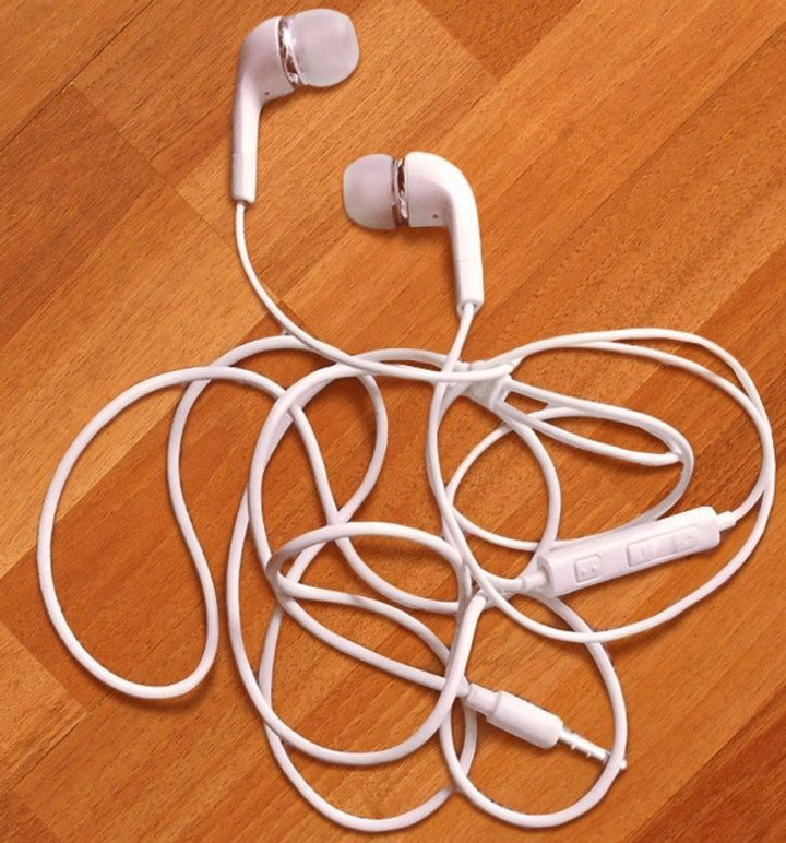 Sử dụng chung tai nghe, bạn sẽ dễ nhiễm các vi khuẩn gây viêm tai, nấm, mụn nhọt. (Ảnh: Bright Side)