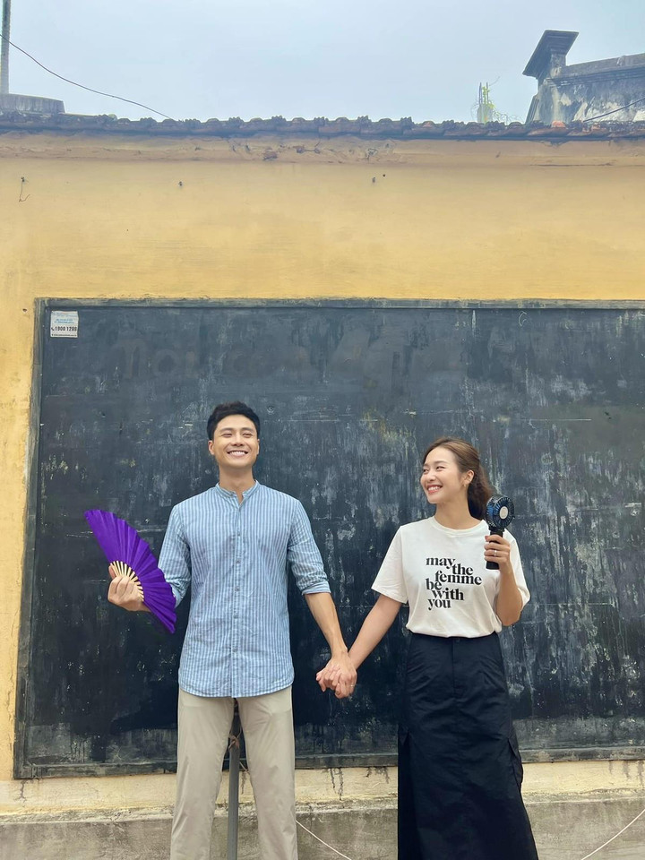 Người tình tin đồn của Khả Ngân hiện tại là bạn diễn Thanh Sơn. Cả hai đóng cặp ăn ý trong "11 tháng 5 ngày" và "Gia đình mình vui bất thình lình". Trong hậu trường, hai diễn viên cũng nhiều lần khoe những bức ảnh chụp chung thân thiết. Cả Thanh Sơn và Khả Ngân đều chưa lên tiếng khẳng định hay phủ nhận mối quan hệ tình cảm.