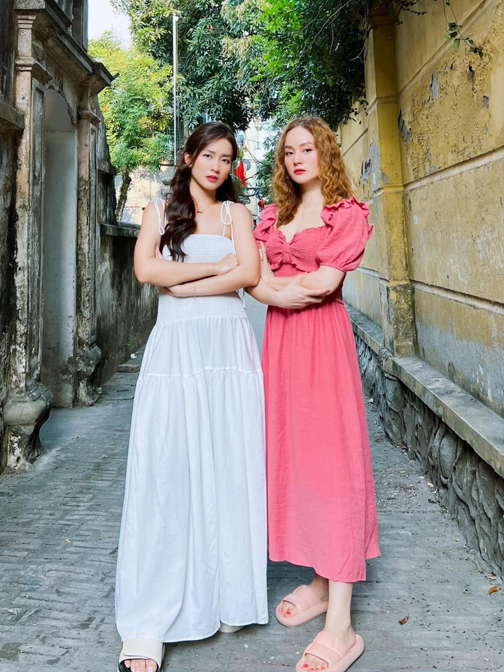 "Chị dâu" của Khả Ngân trong phim do diễn viên Lan Phương thủ vai. Trái với nhiều diễn viên nữ phía Bắc, Lan Phương không ngại công khai hình ảnh chồng con trên mạng xã hội.