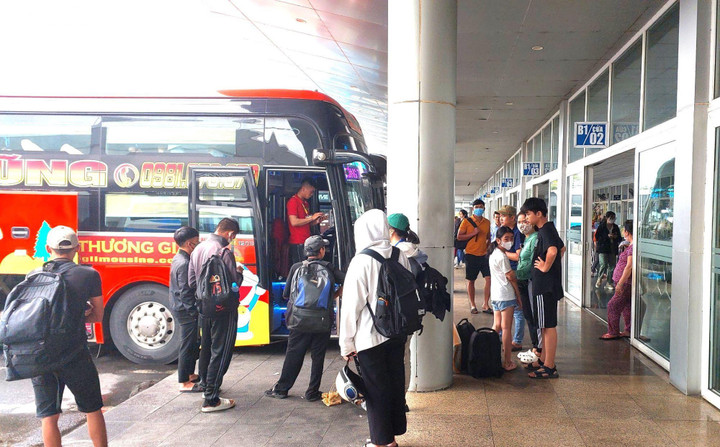 Tài xế của nhà xe Hạnh Luyến chuyên chạy tuyến Đà Nẵng - Quảng Bình cho biết, dịp nghỉ lễ 2/9 năm nay, khách gọi điện đặt chỗ rất đông và chuyến này xe xuất bến đầy khách. “Mỗi ngày nhà xe Hạnh Luyến có 5 xe giường nằm xuất bến, cơ bản đã đầy chỗ. Theo khách đặt chỗ thì đông nhất là hôm nay và ngày mai. Kỳ nghỉ kéo dài 4 ngày, lại trúng dịp cuối tuần nên khách đi lại đông”, tài xế này cho biết.