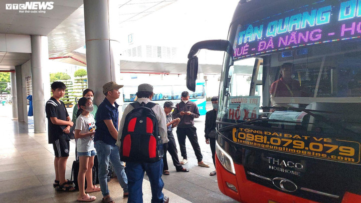 Theo ông Phạm Lợi, lượng xe chuẩn bị để phục vụ tăng cường thì hiện các đơn vị vận tải đã chuẩn bị sẵn. Các tuyến từ Đà Nẵng đi Quảng Bình, Nghệ An, Hà Tĩnh, Thanh Hóa lượng vé bán ra đã hết. Đơn vị sẽ làm việc với doanh nghiệp vị vận tải để sẵn sàng xe tăng cường, phục vụ ngay khi khách có nhu cầu. Ngoài ra, bến đã có kế hoạch phối hợp với các lực lượng chức năng, đơn vị vận tải đảm bảo an ninh trật tự, vệ sinh môi trường, phòng chống cháy nổ... trong dịp này.