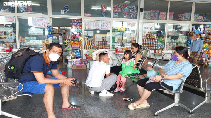 Trong sáng 31/8, khá đông khách gia đình có mặt tại phòng chờ khu vực xuất bến tại Bến xe Trung tâm Đà Nẵng với lỉnh kỉnh hành lý chờ lên xe về quê nghỉ lễ.