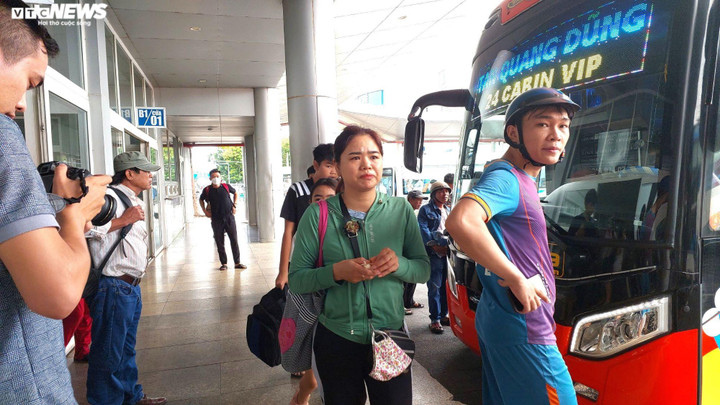 Không chỉ nhà xe Hạnh Luyến, các nhà khác chạy tuyến Đà Nẵng đi các tỉnh miền Trung như xe của Công ty TNHH Kinh doanh vận tải Sơn Tùng (tuyến Đà Nẵng - Quy Nhơn), nhà xe Tân Quang Dũng… cũng rất đông khách đặt chỗ. Đại diện các nhà xe cho biết, trong 2 ngày 31/8 và 1/9, hầu như các chuyến xe đều kín chỗ.