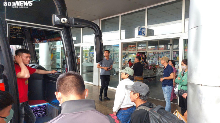 Trả lời VTC News, ông Phạm Lợi, Tổng Giám đốc Công ty CP Vận tải và Quản lý bến xe Đà Nẵng cho biết, hiện nay, tại bến có khoảng 400 lượt xe xuất bến mỗi ngày. Trong những ngày nghỉ lễ, bến xe phối hợp các đơn vị vận tải chủ động phương án tăng cường xe để đáp ứng nhu cầu đi lại khi lượng khách tăng đột biến. “Thống kê sơ bộ của các đơn vị vận tải, lượng vé bán ra cũng đã 70 - 80%. Lượng khách đi lại tại bến tăng gần 80% so với cùng kỳ năm 2022”, ông Lợi cho biết.