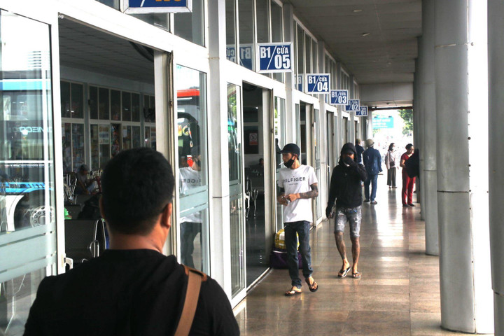 Cũng theo đại diện đơn vị quản lý bến xe, dù khách đi đông nhưng không xảy ra tình trạng người dân đổ xô chen lấn mua vé vì hầu hết gọi điện đặt vé. Cạnh đó, bến xe cũng tổ chức điểm bán vé tự động, tạo thuận lợi nhất, nhanh nhất cho hành khách có nhu cầu.