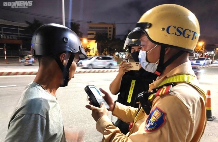 Lực lượng CSGT Công an Đà Nẵng kiểm tra nồng độ cồn. (Ảnh: Xuân Tiến)