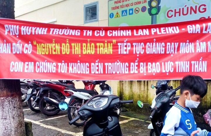 Băng rôn phụ huynh phản đối cô giáo Trân. (Ảnh: Vietnamnet)
