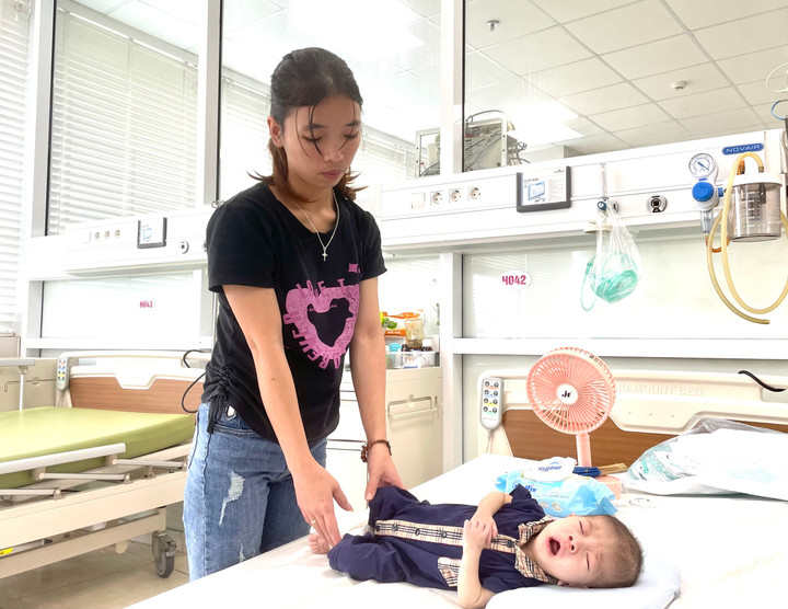 Hơn một tháng nay, chị Hạnh cùng con lấy bệnh viện làm nhà.