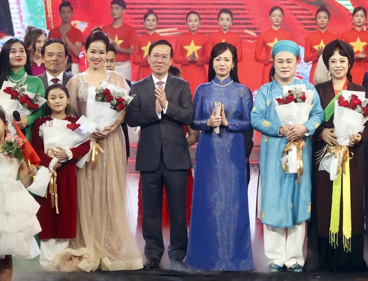 Chủ tịch nước Võ Văn Thưởng, Phu nhân tặng hoa các nghệ sĩ biểu diễn tại lễ kỷ niệm