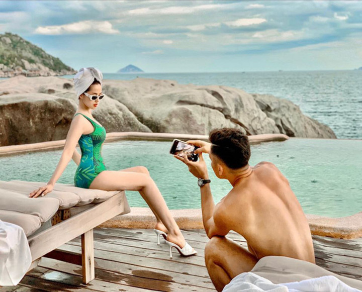 Tâm Tít được ông xã hết mực cưng chiều, tặng loạt quà đắt tiền, thường xuyên du lịch cùng nhau.