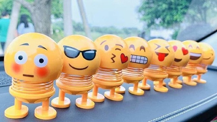 Những phụ kiện che khuất tầm nhìn gây nguy hiểm khi lái xe. (Ảnh minh họa).