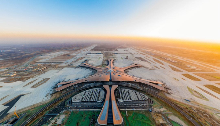 Thiết kế của sân bay Đại Hưng được cố kiến trúc sư Zaha Hadid lấy cảm hứng từ hình ảnh phượng hoàng dang rộng đôi cánh, với những đường cong mang tính biểu tượng chạy khắp các sảnh. Sân bay này còn được đặt một biệt danh khác là “sân bay sao biển” do hình dạng độc đáo khi nhìn từ trên cao.