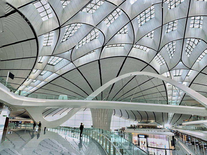 Bên trong nhà ga, phần mái vòm có đường kính lên tới 80m, được làm từ hơn 8.000 mảnh kính khác nhau, giúp tận dụng được tối đa ánh sáng tự nhiên vào ban ngày và khiến không gian rộng rãi thoáng đãng hơn.
