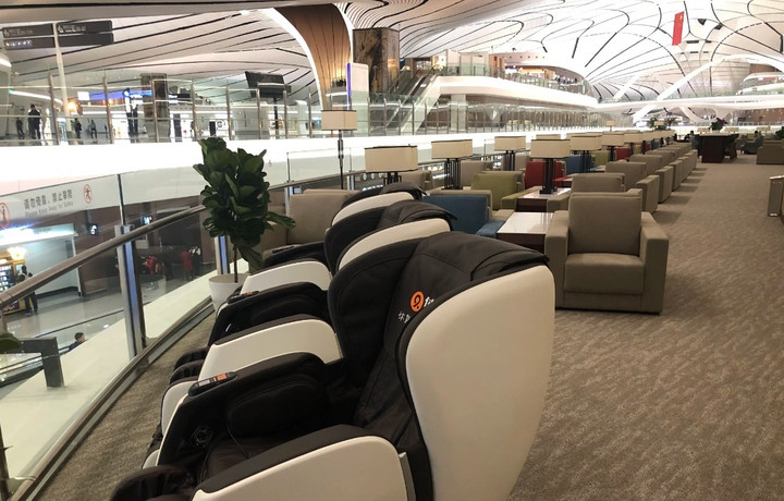 Bên trong nhà ga sân bay Đại Hưng còn có đầy đủ loại hình dịch vụ như nhà hàng, cửa hàng miễn thuế, sân chơi cho trẻ em, sân khấu biểu diễn nghệ thuật, khu vực làm việc, khu khách sạn cho thú cưng,...