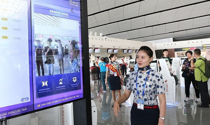 Ngoài ra, sân bay Đại Hưng ứng dụng nhiều công nghệ hiện đại như: Robot thông minh, công nghệ tự động nhận diện khuôn mặt, thiết bị định vị hành lý, bãi đỗ xe công nghệ cao...