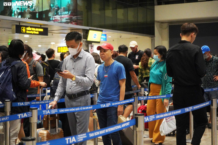 "Do lo ngại hôm nay sân bay sẽ đông, thời gian làm thủ tục kéo dài. Nhưng trái ngược hoàn toàn với suy nghĩ của tôi, các khâu rất nhanh, mỗi khâu chưa tới 10 phút đã xong", chị Hoa nói.