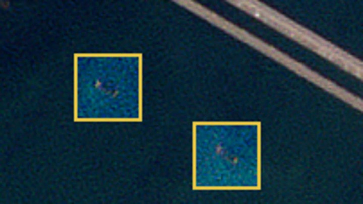 Hình ảnh vệ tinh cho thấy một số con tàu bị chìm quanh cầu Crimea. (Ảnh: Sky News)