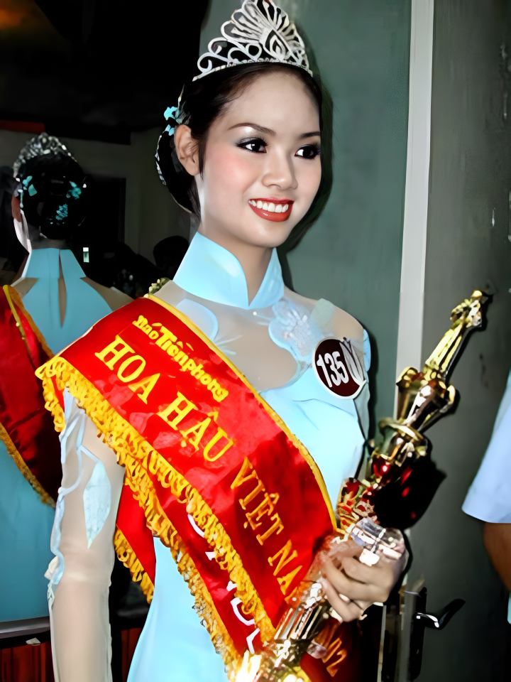 Cuộc sống sau 21 năm đăng quang của Hoa hậu Việt Nam bí ẩn nhất showbiz - Ảnh 1.