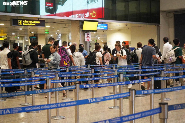 Sân bay cũng yêu cầu hãng taxi được nhượng quyền khai thác tại đây tăng cường năng lực phục vụ 24/24 giờ, cam kết không tăng giá dịch vụ tại bất kỳ khung giờ nào trong ngày.