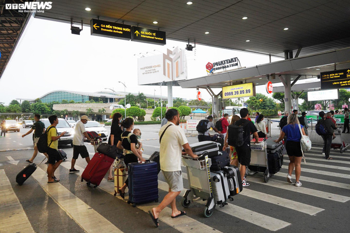 Lượng khách đến cũng không đông đúc như ngày thường.