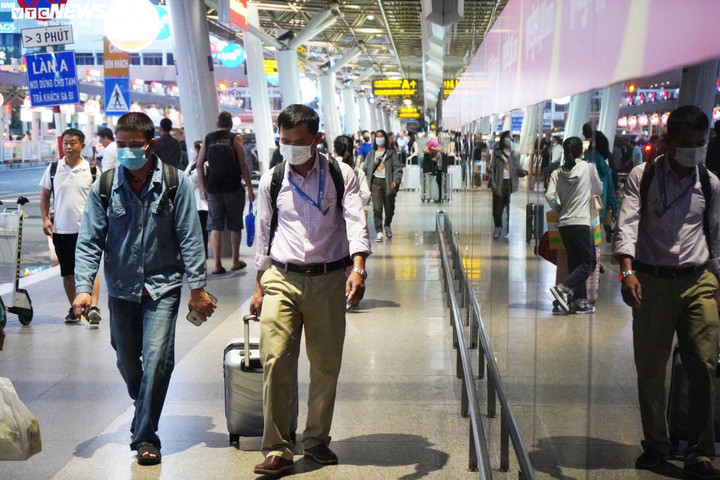 Một cán bộ quản lý an ninh hàng không Tân Sơn Nhất cho biết, sân bay đã huy động 100% nhân sự, bố trí khắp nơi.