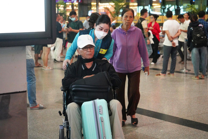 Đặc biệt, tại ga trong nước, các đoàn viên, thanh niên sẽ điều phối, phân luồng tại các khu vực cửa soát vé, khu vực soi chiếu an ninh; hỗ trợ thông tin các chuyến bay, thu gom xe đẩy tại các sảnh ga đi Quốc nội; giúp đỡ người già, phụ nữ mang thai, phụ nữ có trẻ em nhỏ đi kèm, hành khách khuyết tật tại cầu thang cuốn, thang máy và khu vực các làn xe đưa, đón hành khách.