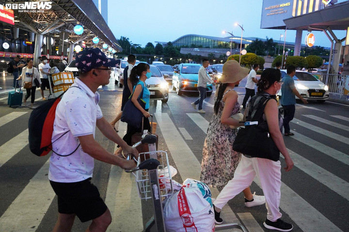 Bên cạnh đó, việc quay đầu tàu bay cũng như đảm bảo kỷ thuật trước 1 ngày bay các hãng phải đảm bảo tốt, đối với các hãng phục vụ mặt đất cũng phải tăng cường người hướng dẫn phục vụ đảm bảo ngay từ đầu đã thông thoáng tạo điều kiện cho hành khách đi lại thuận lợi.