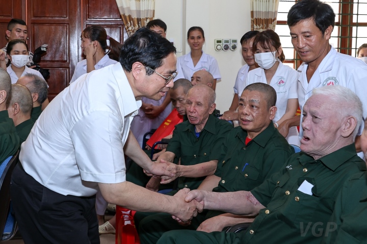 Thủ tướng Phạm Minh Chính thăm, tặng quà tại Trung tâm điều dưỡng thương binh Kim Bảng (Hà Nam) năm 2022. (Ảnh: Cổng thông tin Chính phủ).
