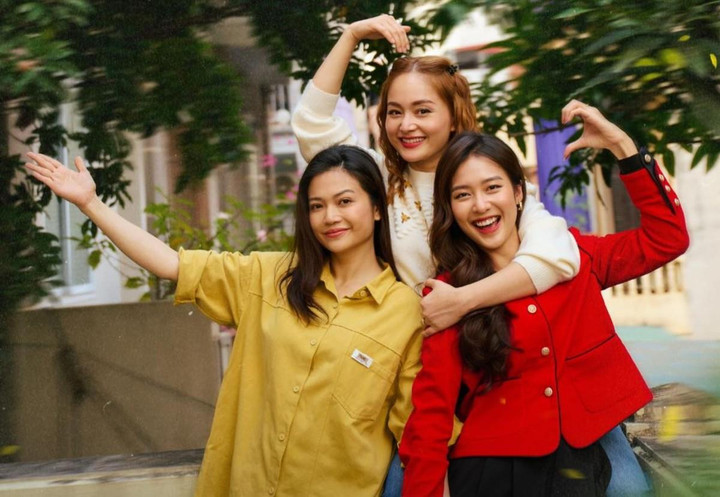 NSƯT Kiều Anh, Lan Phương và Khả Ngân lần đầu kết hợp trong bộ phim "Gia đình mình vui bất thình lình". Trong khi diễn viên Lan Phương thường xuyên chia sẻ về tổ ấm, Khả Ngân và Kiều Anh kín tiếng hơn trong chuyện tình cảm.