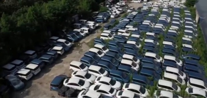 Thay vì được bán ra thị trường đồ cũ, hầu hết xe đều bị bỏ đi. (Ảnh: YouTube/Inside China Auto)