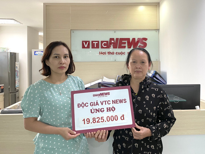 Bà Nguyễn Thị Liên đứng ra nhận số tiền độc giả ủng hộ cho bé Xuân Quý.