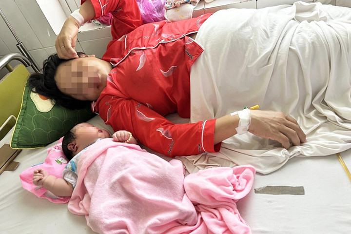 Bé gái chào đời cân nặng 6,1kg. (Ảnh: Bệnh viện cung cấp)