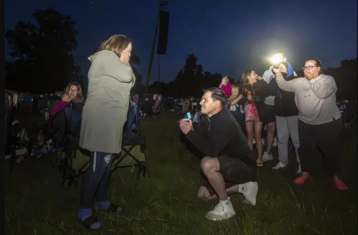 Rhys quỳ xuống cầu hôn Megan.