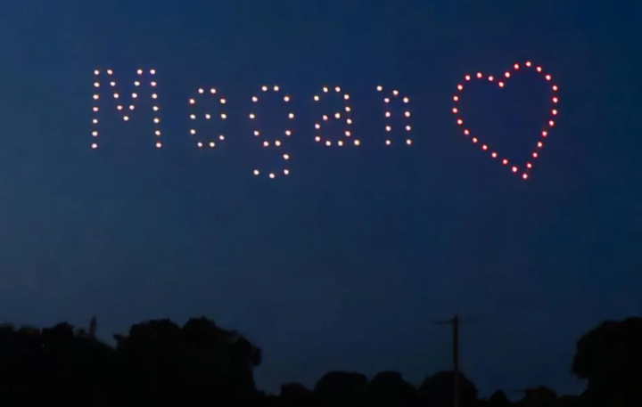 Tên của bạn gái xuất hiện trên bầu trời.