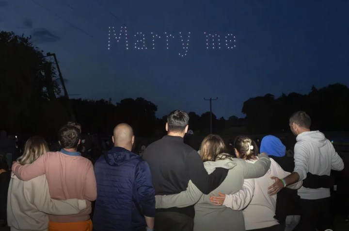 Rhys Whelan và Megan Greenwood cùng bạn bè trong ngày đặc biệt.