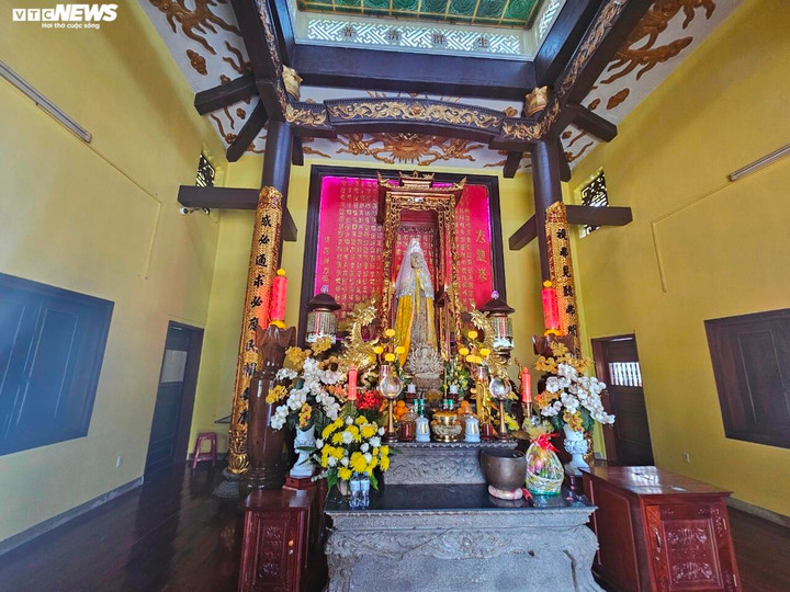 Tượng Phật Quan Âm trôi dạt vào bờ được người dân thỉnh lên chùa thờ tự.