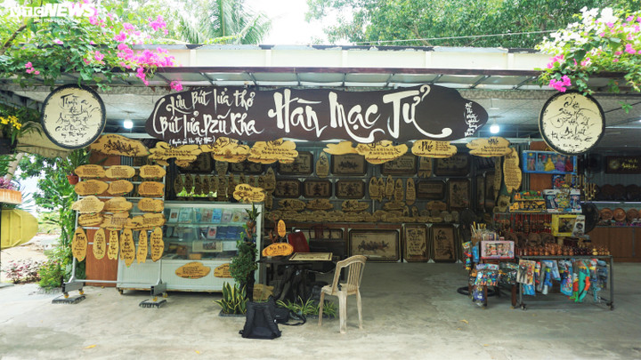 Lều trưng bày các tác phẩm bút lửa của ông Dzũ Kha qua gần 40 năm.