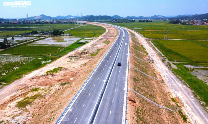 Cao tốc Nghi Sơn - Diễn Châu ngày đầu thông xe.