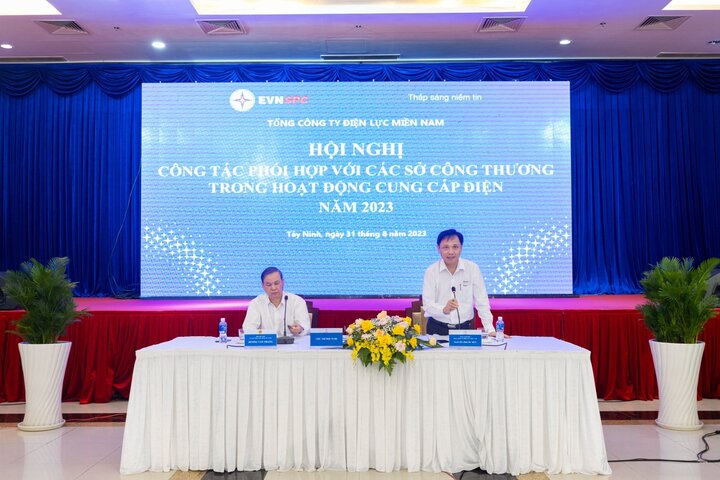 Ông Dương Văn Thắng - Phó Chủ tịch UBND tỉnh Tây Ninh và Nguyễn Phước Đức - Tổng Giám đốc EVNSPC (đứng) cùng chủ trì hội nghị.