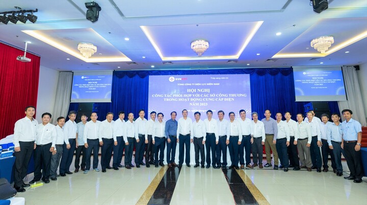 Lãnh đạo EVNSPC và Lãnh đạo các Sở Công thương chụp ảnh lưu niệm tại hội nghị.
