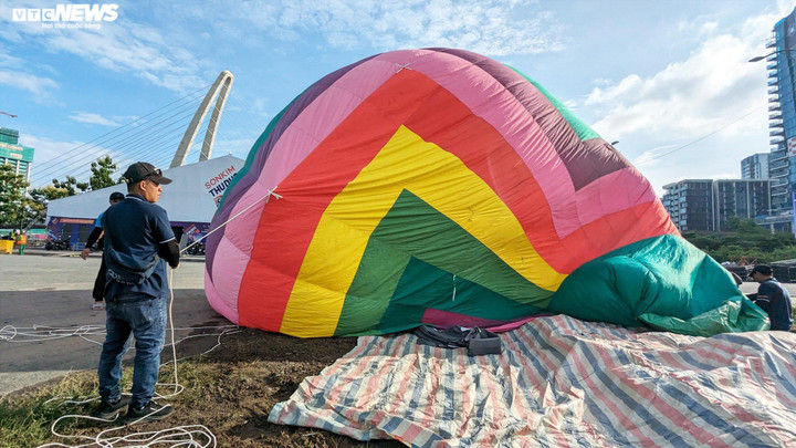 Những tấm bạt lớn được trải bên dưới để giữ vệ sinh cho những chiếc khinh khí cầu.