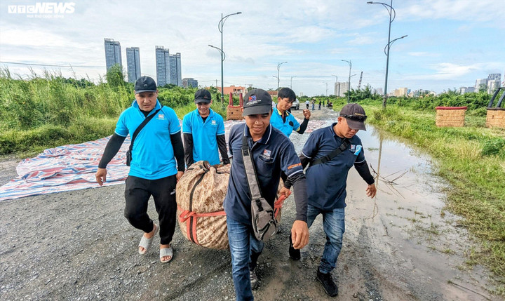 Công tác chuẩn bị cho lễ thả khinh khí cầu diễn ra khẩn trương ngày 1/9.