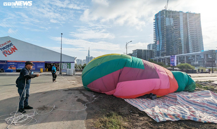 Để đảm bảo chương trình diễn ra an toàn và thành công, các kỹ thuật viên phải kiểm tra, chuẩn bị kỹ lưỡng trước ngày vận hành.