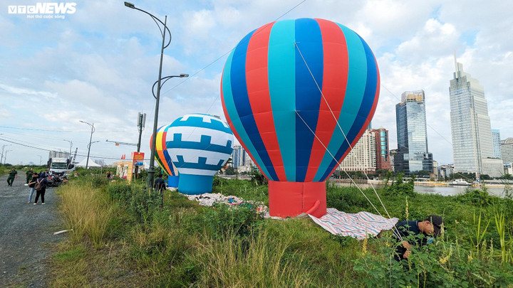 "Việc kiểm tra kỹ lưỡng từng khâu phải bắt buộc để đảm bảo an toàn cho chương trình. Mấy hôm nay, chúng tôi vận chuyển khinh khí cầu đến và mong ngày mai thời tiết được thuận lợi để người dân được chiêm ngưỡng", một kỹ thuật viên cho hay.