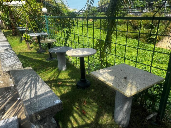 Những chiếc bàn, ghế được ông Xuân làm thử nghiệm suốt 2 năm để ra sản phẩm hoàn chỉnh.