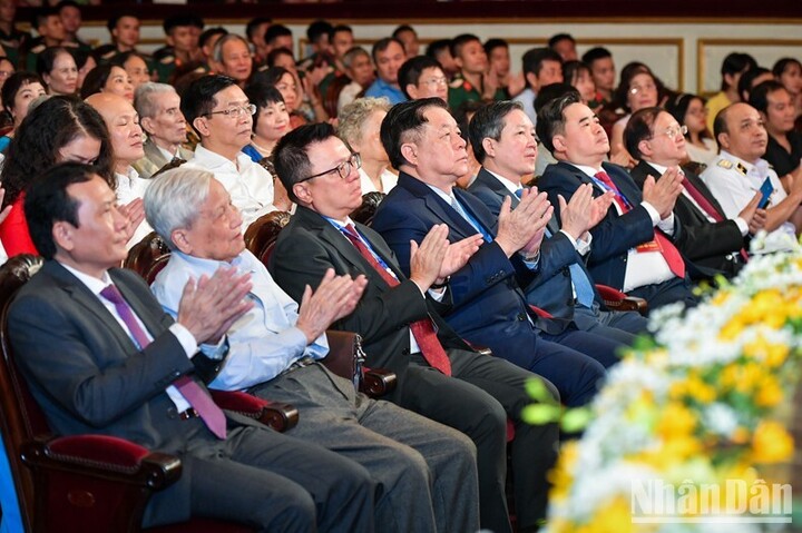 Các đồng chí lãnh đạo Đảng, Nhà nước dự chương trình nghệ thuật "Sao Độc lập". (Ảnh: Thành Đạt).