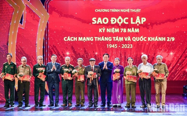 Ông Nguyễn Trọng Nghĩa, Bí thư Trung ương Đảng, Trưởng Ban Tuyên giáo Trung ương và đồng chí Lương Quốc Đoàn, Ủy viên Trung ương Đảng, Chủ tịch Hội Nông dân Việt Nam tặng quà cho các đại biểu người có công với cách mạng đến từ tỉnh Tuyên Quang và Thủ đô Hà Nội. (Ảnh: Thành Đạt).