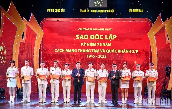 Ông Lê Quốc Minh, Ủy viên Trung ương Đảng, Phó Trưởng Ban Tuyên giáo Trung ương, Tổng Biên tập Báo Nhân Dân, Chủ tịch Hội Nhà báo Việt Nam cùng đồng chí Phạm Minh Tuấn, Phó Tổng Biên tập phụ trách Tạp chí Cộng sản, Chủ tịch Hội Xuất bản Việt Nam tặng quà cho các chiến sĩ hải quân tiêu biểu đã có nhiều cống hiến trong sự nghiệp bảo vệ chủ quyền biển, đảo thiêng liêng của Tổ quốc. (Ảnh: Thành Đạt).