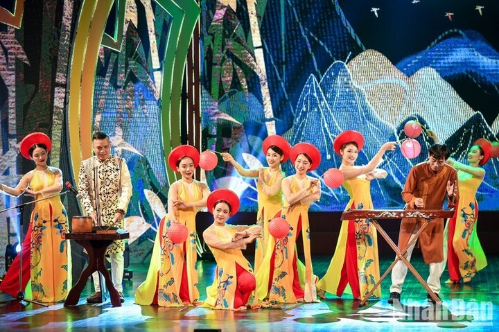 NSND Hoàng Tú và Dàn nhạc và tốp múa nữ với màn biểu diễn tác phẩm Cung đàn đất nước của nhạc sỹ Xuân Khải. (Ảnh: Thành Đạt).